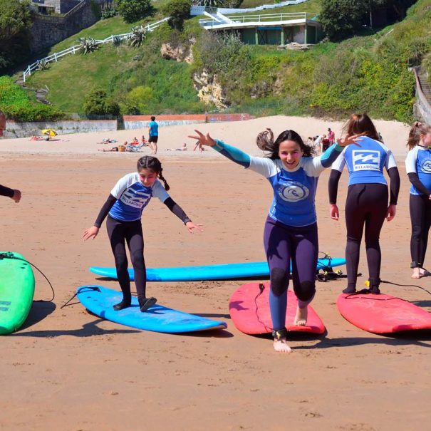 niñas jugando en la playa de la concha en los locos surf school suances Cantabria