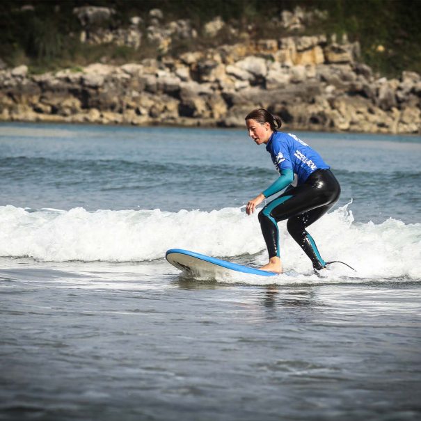 surfista los locos escuela de surf en suances cantabria